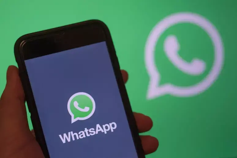ChatGPT torna su WhatsApp in Italia: di nuovo disponibile dopo sei mesi