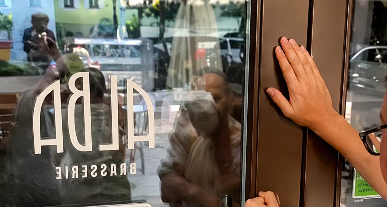 Pergine, tenta di aggredire una professoressa e devasta un bar: Bisesti chiede il pugno duro