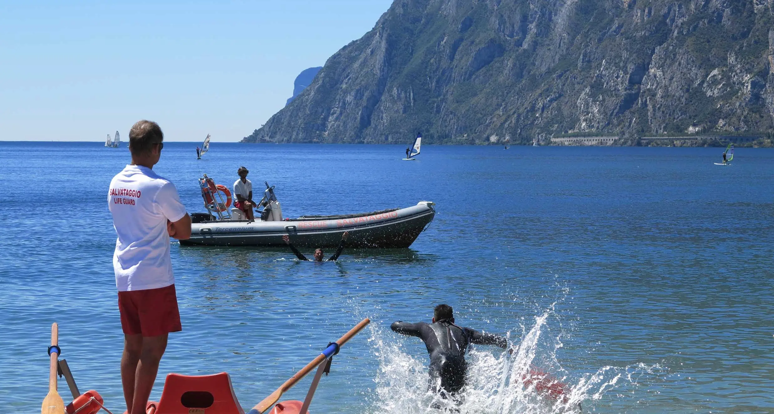 Riva, si tuffa dal pontile e rischia di annegare: salvato dalla bagnina