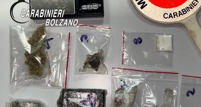 Giovane fermato con hashish, anfetamine ed ecstasy a Laives