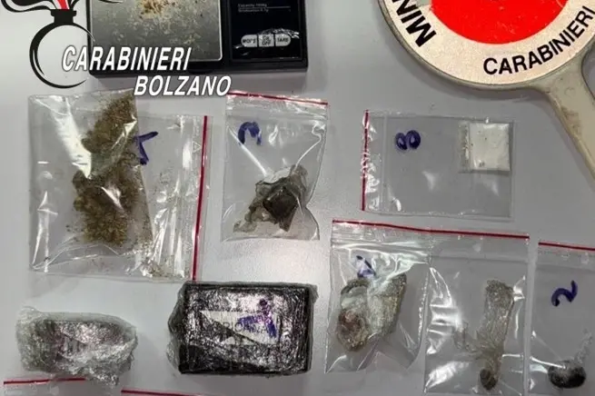 Giovane fermato con hashish, anfetamine ed ecstasy a Laives