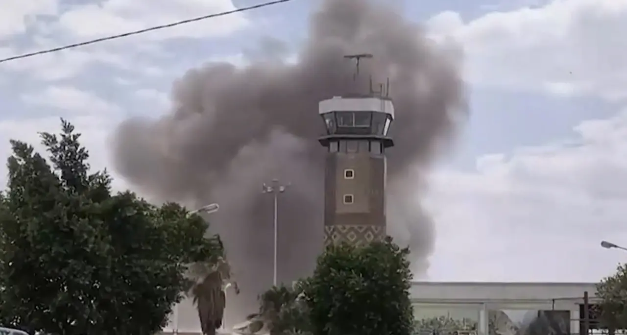 Yemen, l'aeroporto di Sana'a colpito ieri dall'Arabia Saudita