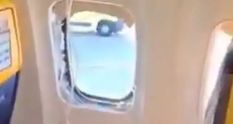 Passeggero Ryanair risucchiato, la moglie: “L’ho afferrato per le gambe, è rimasto fuori dal finestrino 2 minuti”