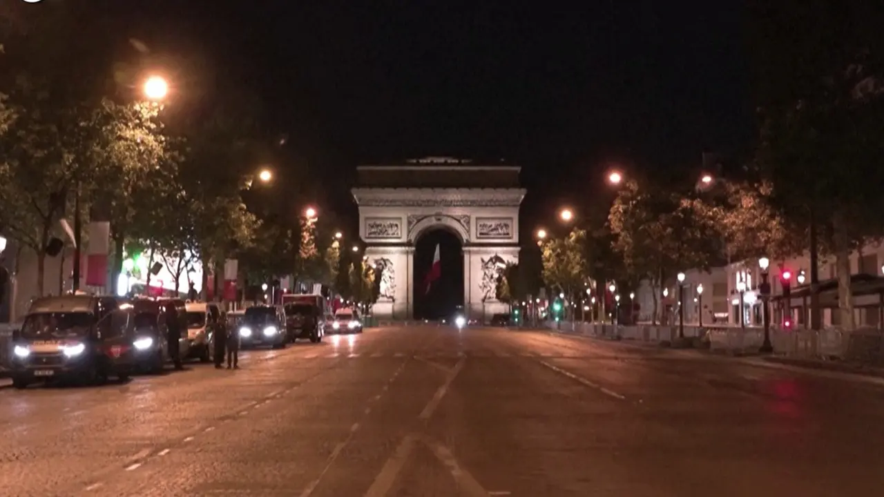 Parigi, la delusione dei tifosi francesi dopo l'eliminazione dai Mondiali