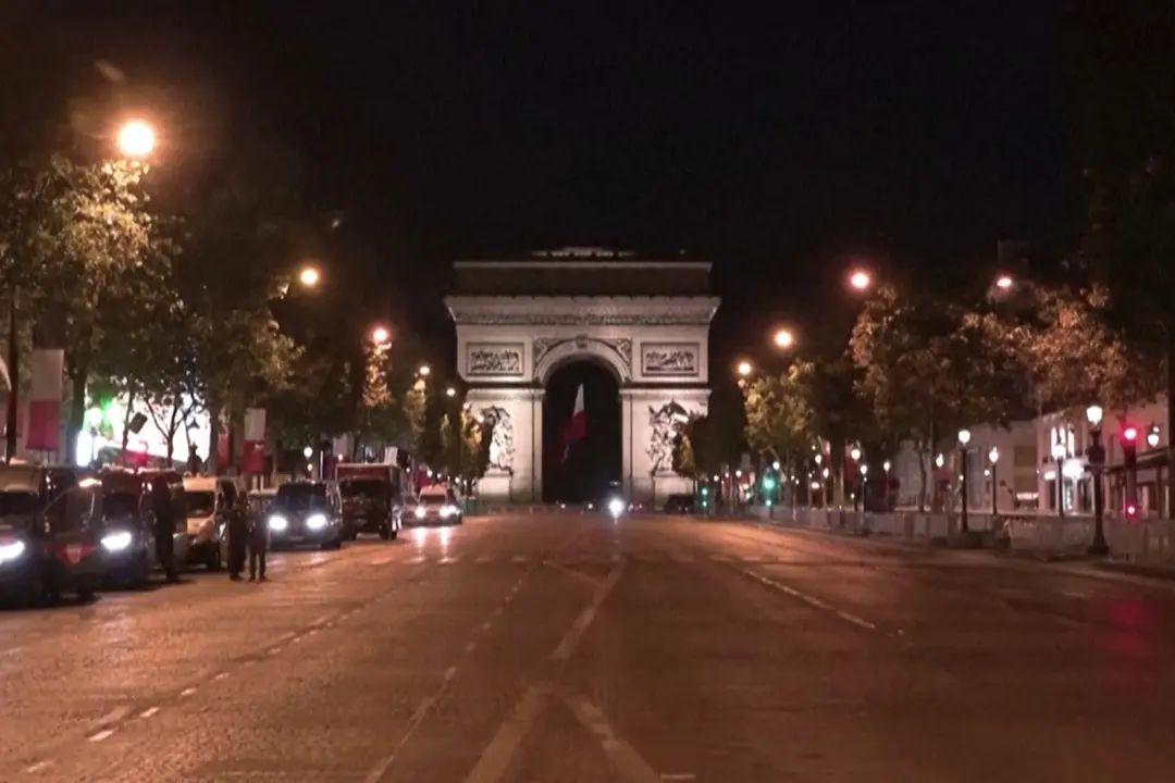 Parigi, la delusione dei tifosi francesi dopo l'eliminazione dai Mondiali