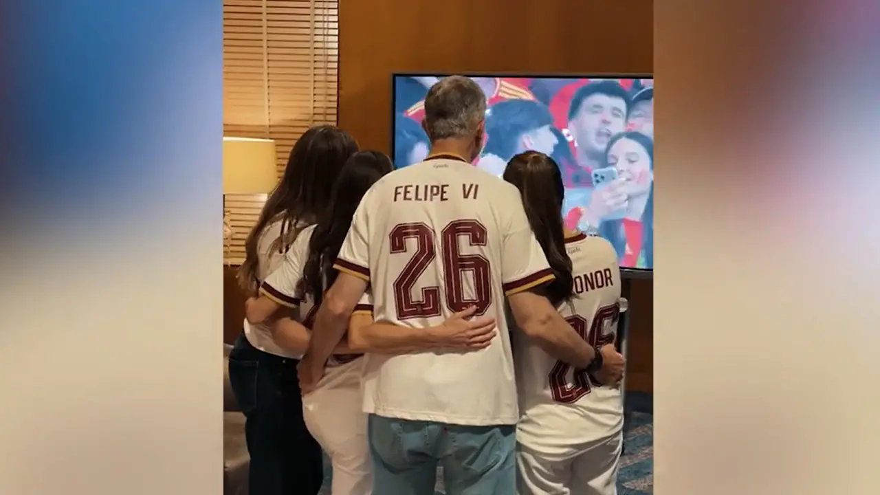 Mondiali, re Felipe e famiglia davanti alla tv per la vittoria della Spagna