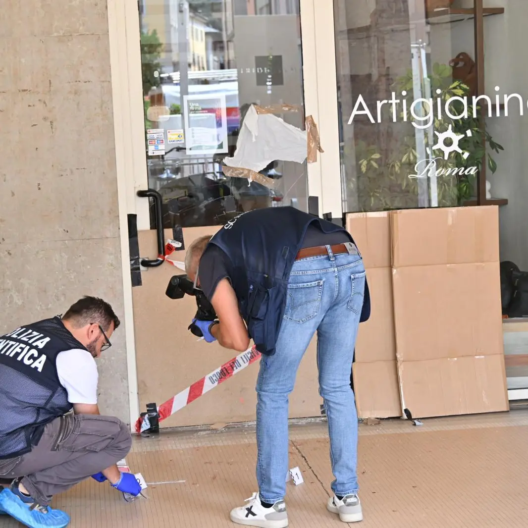 Trento, nuova spaccata in centro: colpito Artigianino in piazza Battisti