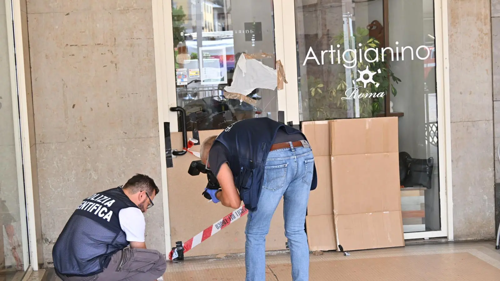 Trento, nuova spaccata in centro: colpito Artigianino in piazza Battisti