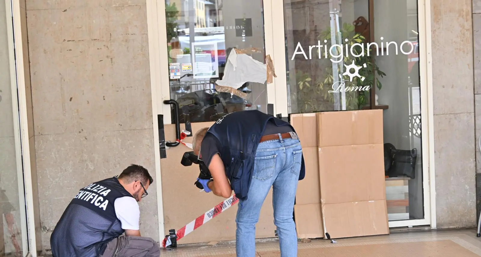 Trento, nuova spaccata in centro: colpito Artigianino in piazza Battisti