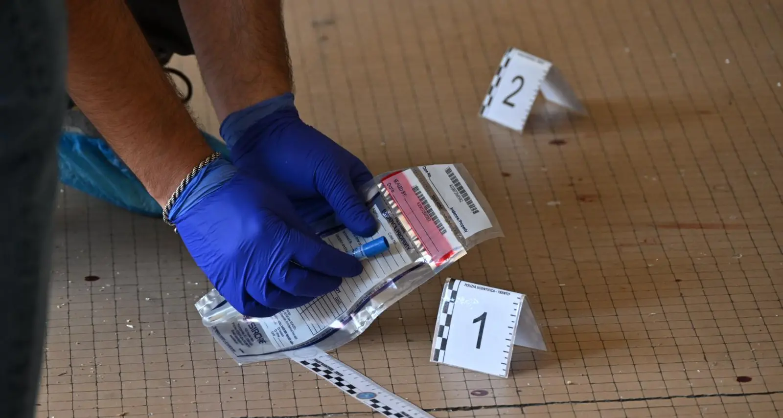 Spaccata in piazza Battisti, la Scientifica rileva tracce di sangue (Foto Mosna)