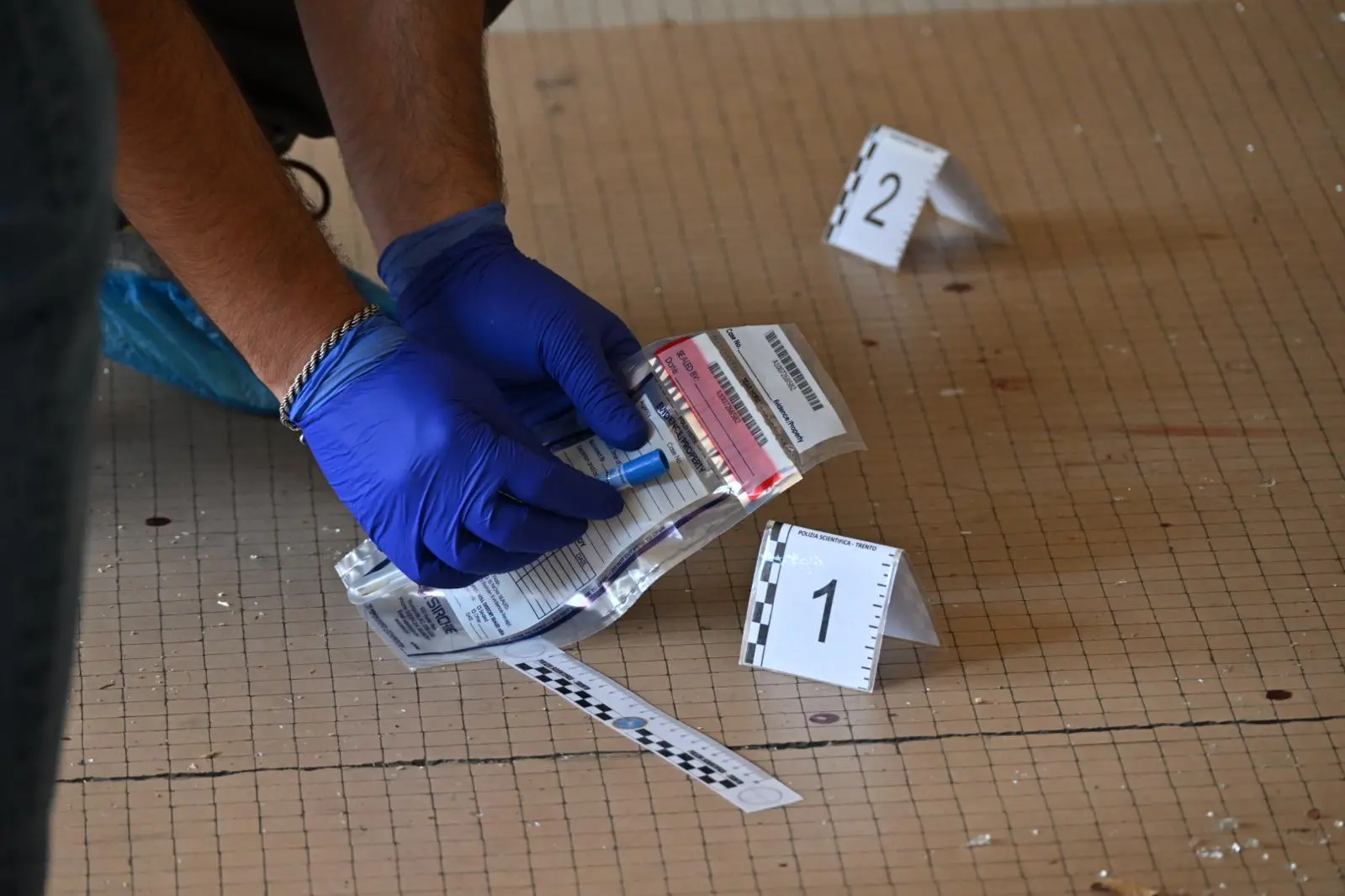 Spaccata in piazza Battisti, la Scientifica rileva tracce di sangue (Foto Mosna)