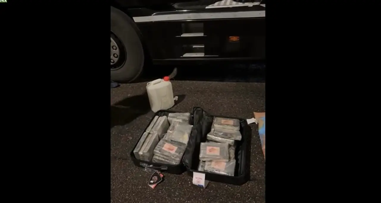 Scoperti 111 chili di cocaina a bordo di un camion, tre arresti a Parma