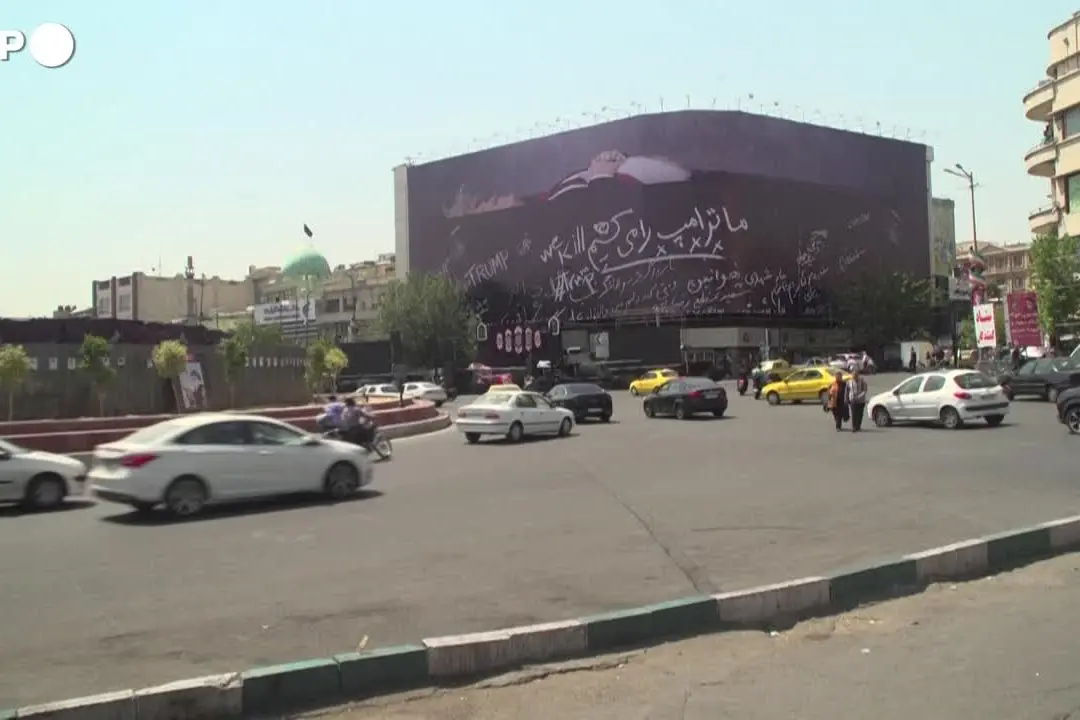 Nuovo murale di propaganda a Teheran con Trump che giace in una bara