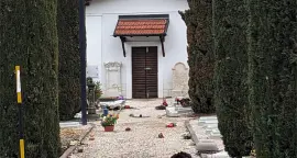 Vandali nella notte devastano il cimitero di Meano: danneggiate molte tombe