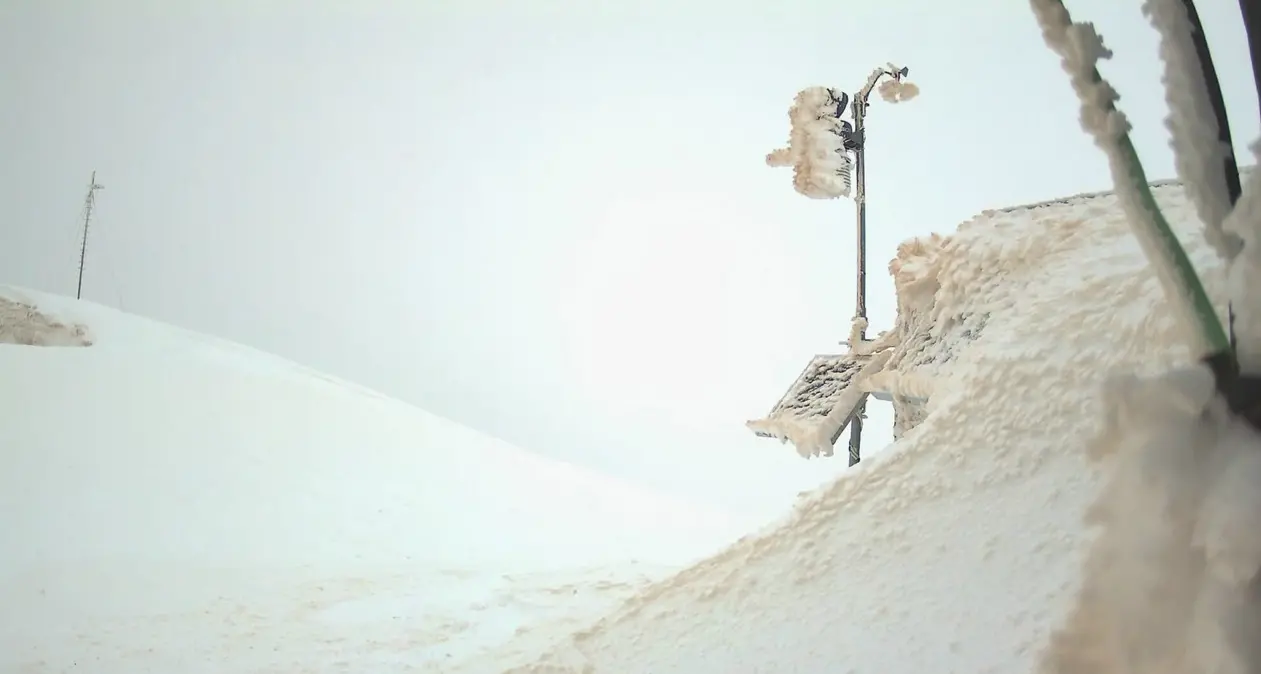 La sabbia del Sahara colora di rosso anche la neve in cima alla Marmolada