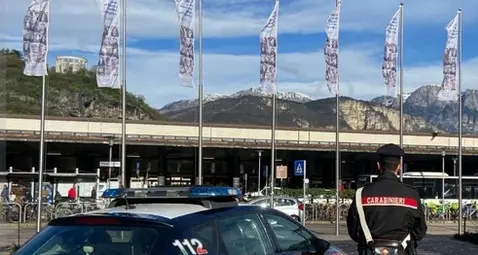 Rapina per un paio di occhiali da sole, due arresti alla Portela