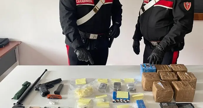 Nove chili di droga: tre persone arrestate per spaccio dai carabinieri di Cles