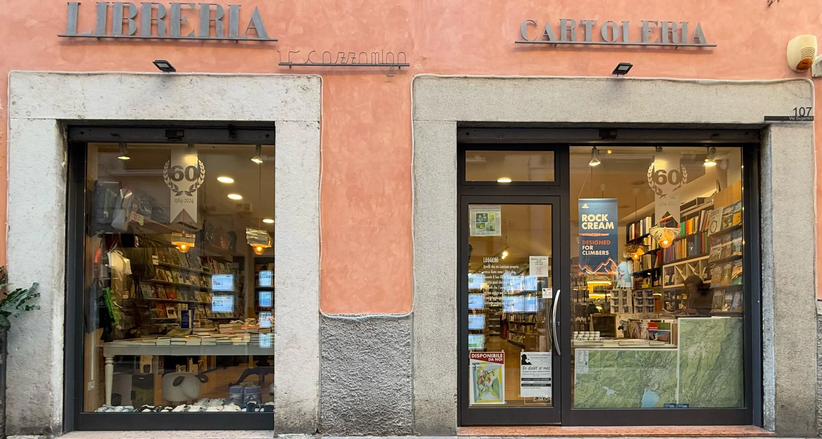 Arco, una catena umana per traslocare i 6.000 libri della Libreria Cazzaniga