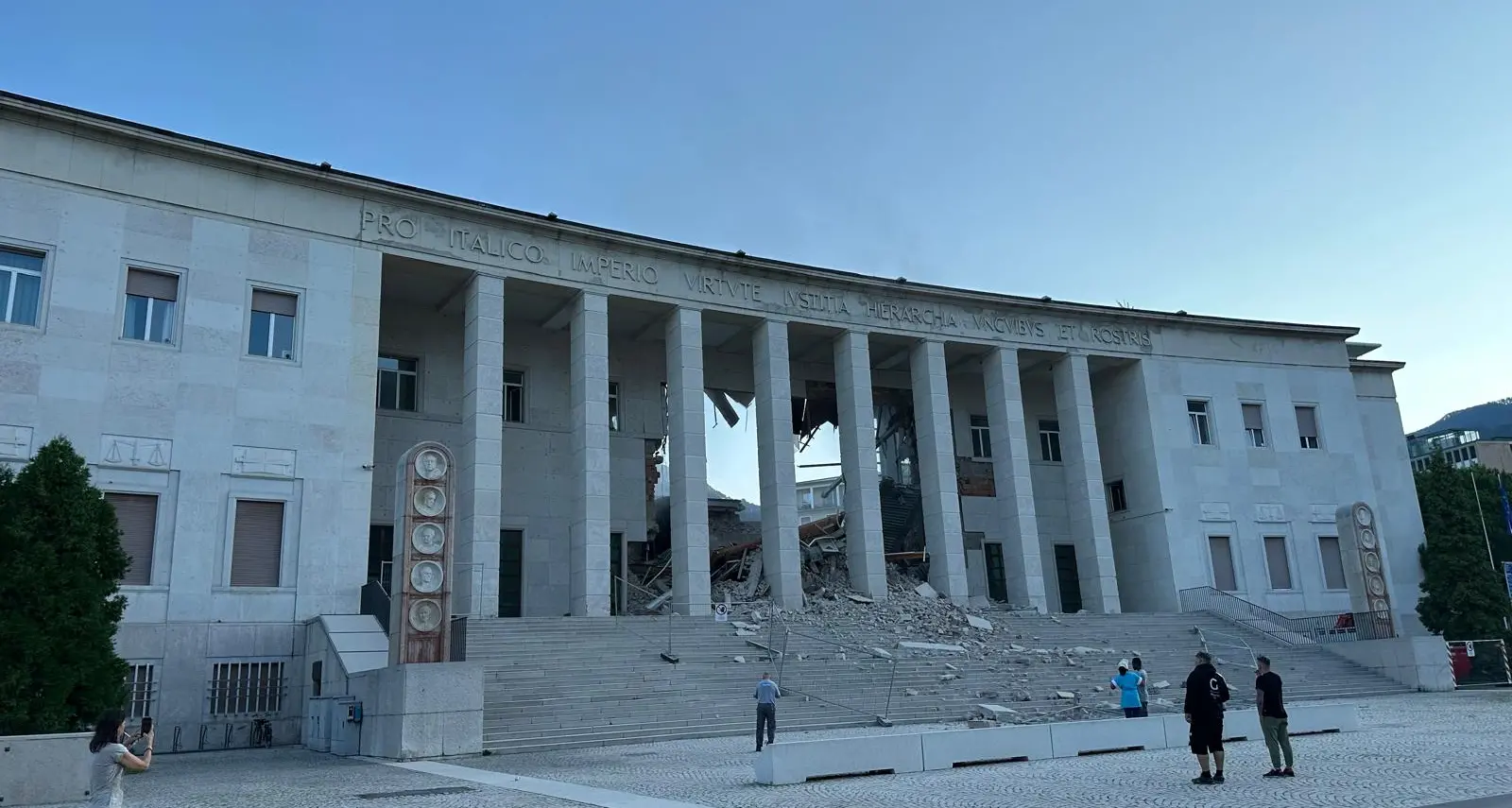 Paura a Bolzano, distrutto il Tribunale