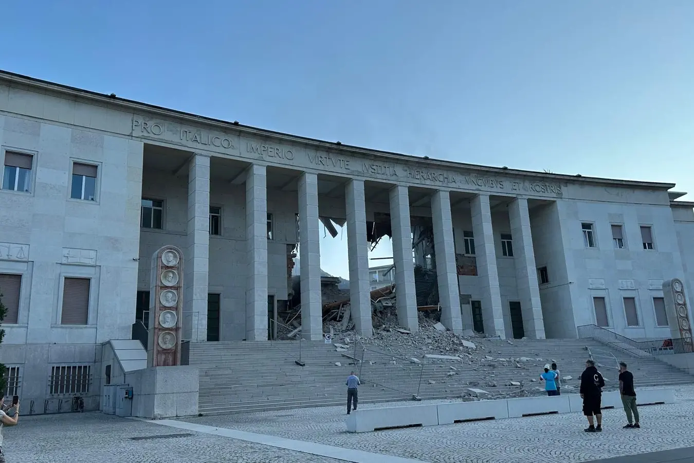 Paura a Bolzano, distrutto il Tribunale