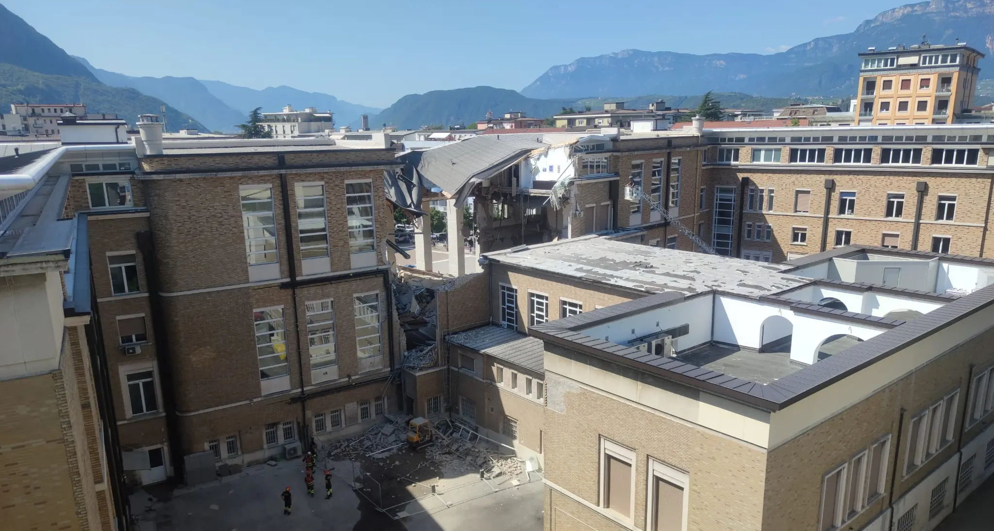 Bolzano, l'abbraccio fra i sopravvissuti al crollo del tribunale e i soccorsi - Foto