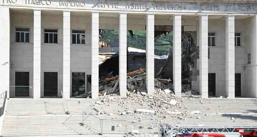 Il tribunale crolla: uno squarcio impressionante. La folla assiepata - Foto