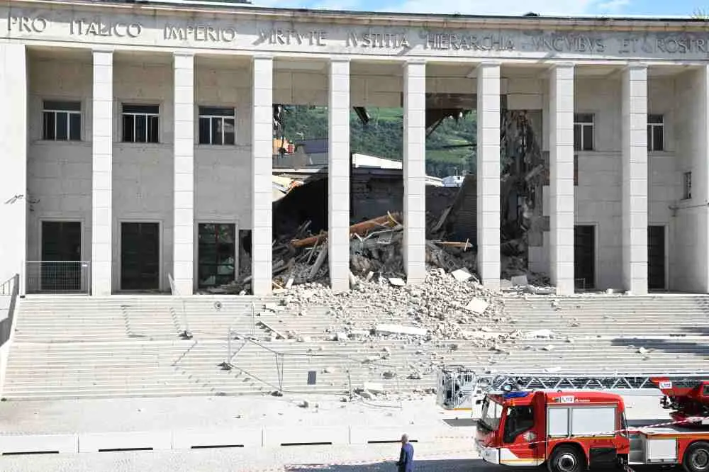 Il tribunale crolla: uno squarcio impressionante. La folla assiepata - Foto