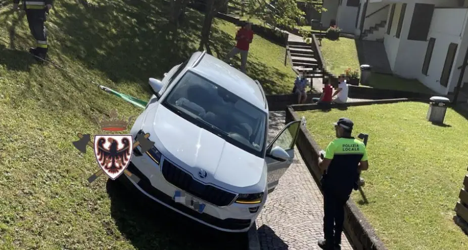 Bellamonte, auto esce di strada e resta in bilico sul pendio: un ferito