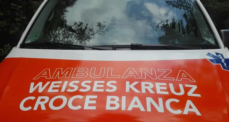 Incidente mortale a Cermes: un operaio perde la vita sotto un trattore