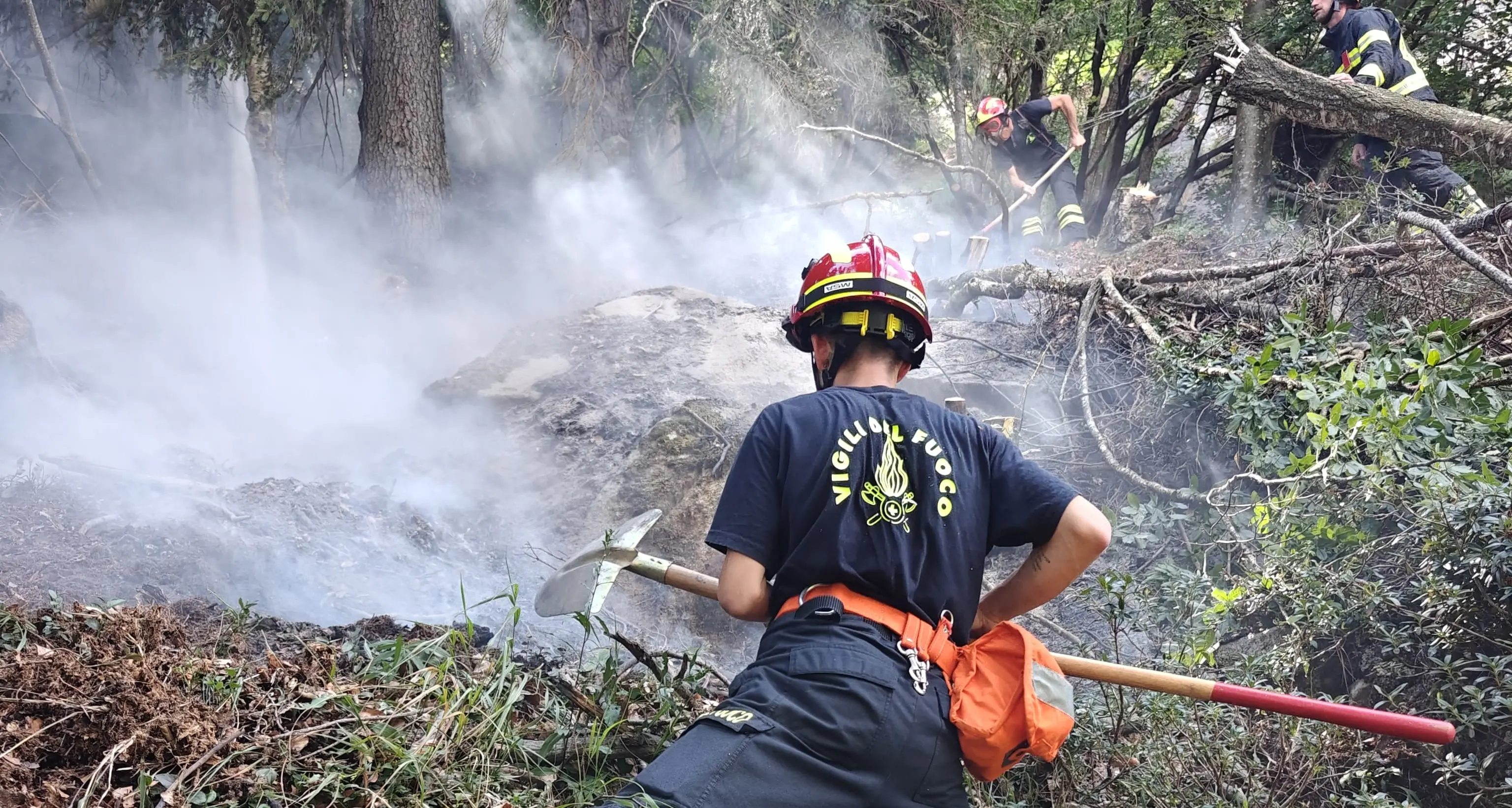 Boazzo, incendio sopra la diga: il rogo sarebbe partito da un fulmine