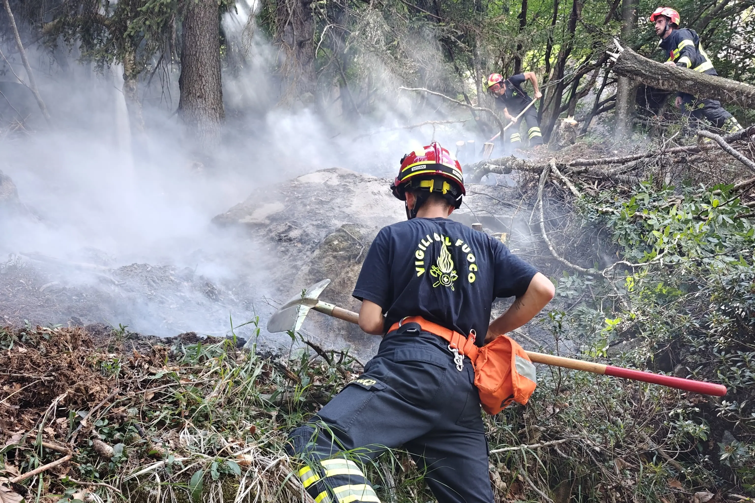 Boazzo, incendio sopra la diga: il rogo sarebbe partito da un fulmine