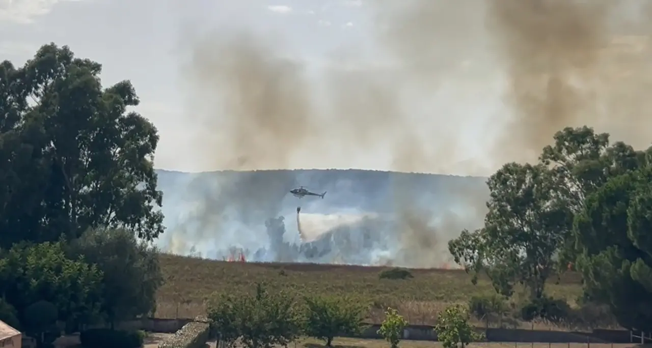 Sardegna, incendi nel Sulcis: chiuso tratto della Ss 126 \"Sud-occidentale sarda\"
