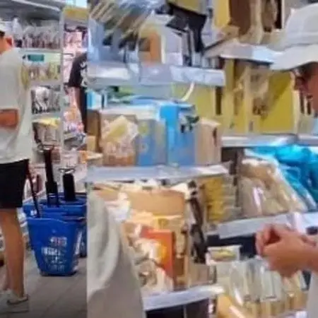 Sardegna, Sinner avvistato a fare la spesa in un supermercato: foto virali
