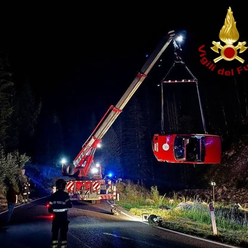 Paura sul Passo Giau: Porsche storica finisce nella scarpata, un ferito