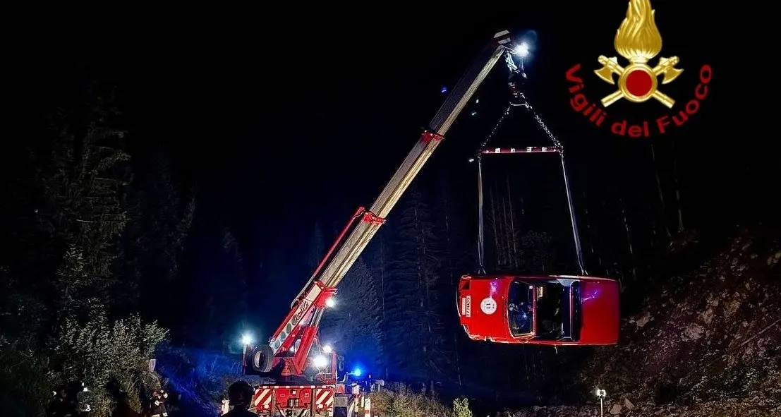 Paura sul Passo Giau: Porsche storica finisce nella scarpata, un ferito