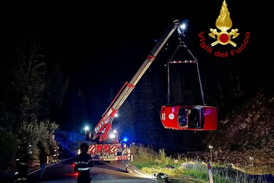 Paura sul Passo Giau: Porsche storica finisce nella scarpata, un ferito