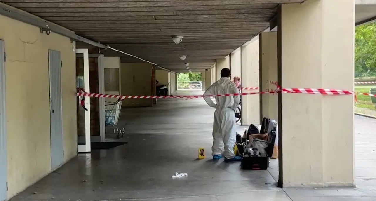 Omicidio a Modena, uomo accoltellato nell'androne di un condominio