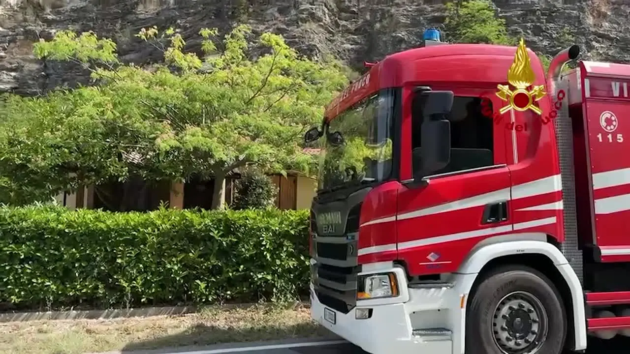 Vasto incendio ancora attivo in Umbria, chiusura parziale di una statale