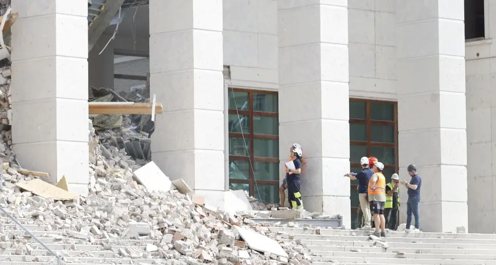 Tribunale di Bolzano crollato: sopralluogo tra le macerie il giorno dopo - Foto