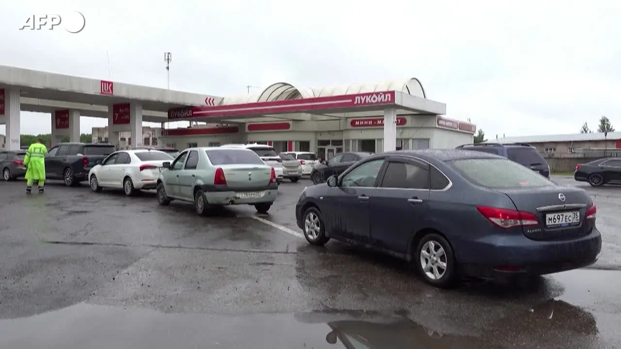 Russia, code interminabili ai distributori di benzina a causa della crisi del carburante