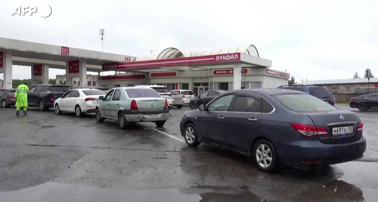 Russia, code interminabili ai distributori di benzina a causa della crisi del carburante