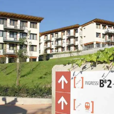 Trento, entra nella camera dello studentato di notte per fotografarla