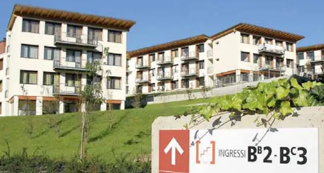 Trento, entra nella camera dello studentato di notte per fotografarla