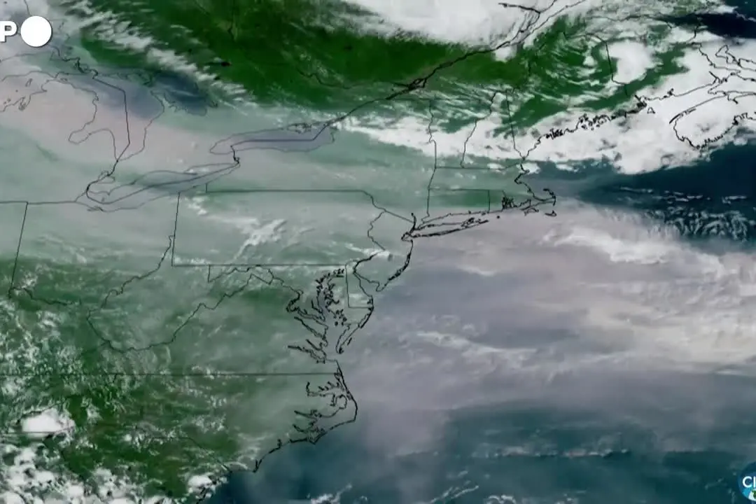 Incendi in Canada, le immagini satellitari delle colonne di fumo
