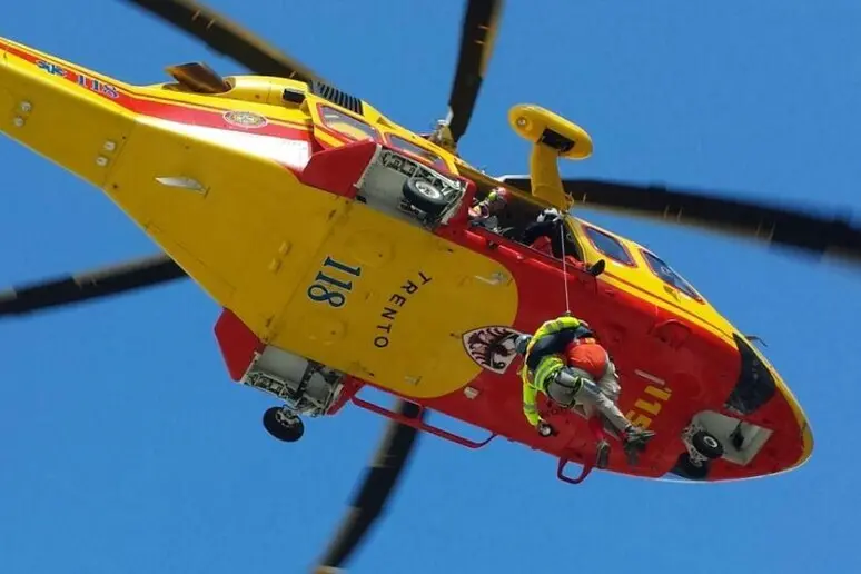 Adamello, soccorritore si ferisce durante un recupero in elicottero: fratture a scapola e clavicola
