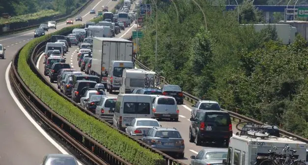 Carburanti, sull’A22 il gasolio supera i 2,60 euro al litro: allarme Codacons