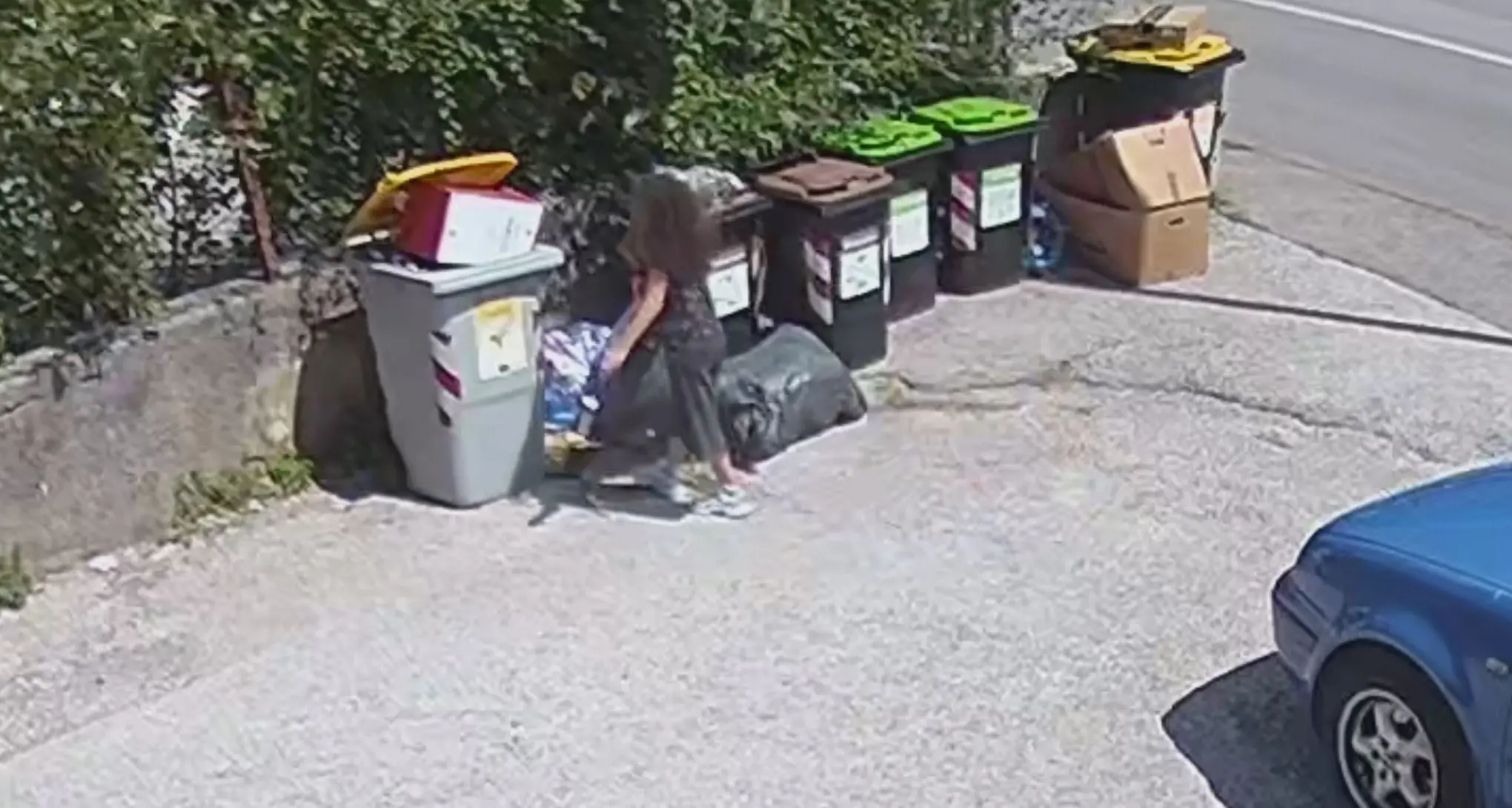 Nuovo abbandono di rifiuti a Trento nord: li portano in auto e incaricano una bambina di “fare il lavoro sporco”