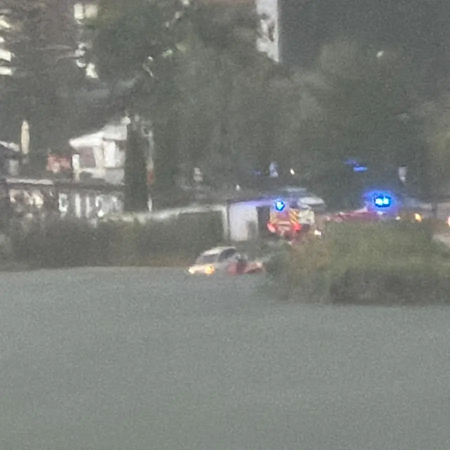 Auto finisce nel lago di Piné, salva la conducente