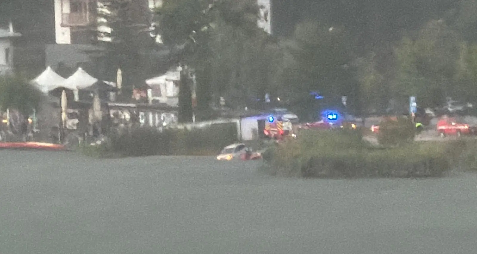 Auto nel lago di Piné