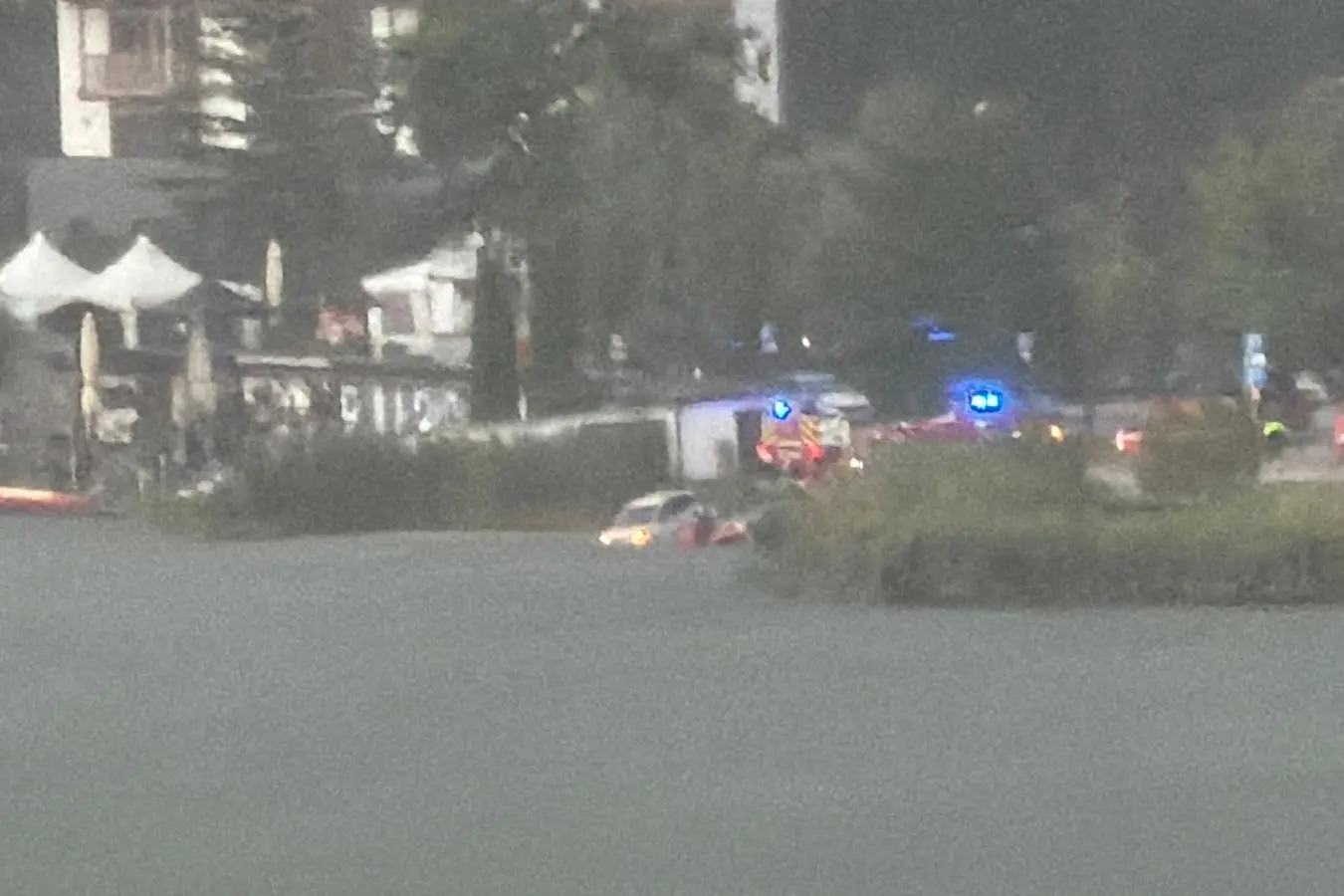 Auto nel lago di Piné